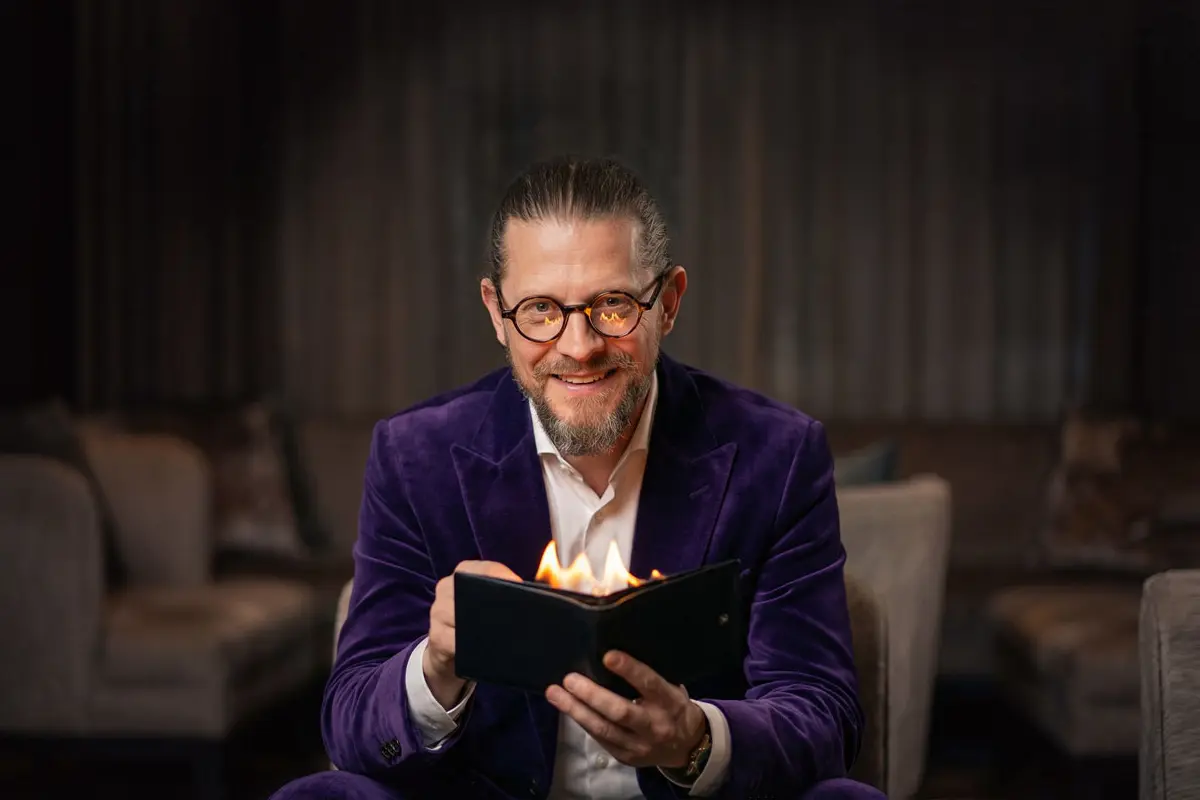 Porträtfoto von Zauberer Simabu (buchbar in Kiel)